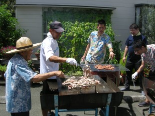 炎天下に焼かれながらBBQ焼いてます