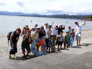 海にて記念撮影