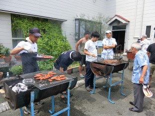 お父さんたちはBBQ担当